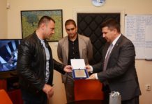 САТ И ПЛАКЕТА СПАСИЋУ