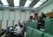 ЧЕКАЈУЋИ ГЛАСАЊЕ... Данило Бјелица иза одборничких клупа