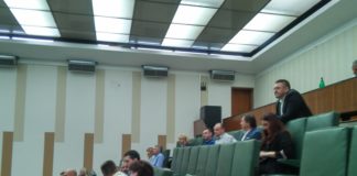 ЧЕКАЈУЋИ ГЛАСАЊЕ... Данило Бјелица иза одборничких клупа