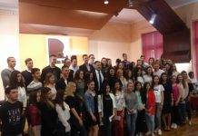 ДА УТИЧУ НА ДАЉИ РАЗВОЈ ПАНЧЕВА ЗА УСПОМЕНУ... заједнички снимак свих награђених матураната са градоначелником