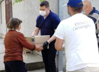 Акција помоћи пензионерима и социјално угроженим грађанима И ПРЕДСЕДНИК СА ПАКЕТОМ У РУКАМА