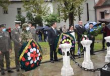 Свечано обележен Дан ослобођења у Другом светском рату ВЕНЦИ КОЈИ ПОДСЕЋАЈУ И ОПОМИЊУ