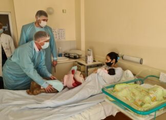 Прва овогодишња беба – девојчица из Дебељаче МИЛИЦА, ДРУГА У МАЈКЕ!