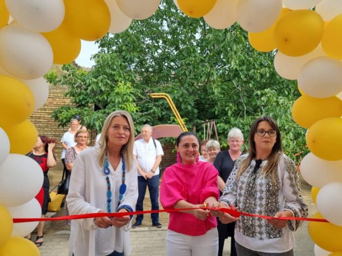 А ПОСЛЕ ВРПЦЕ... Марина Томан, Виолета Симић и Александра Попа на свечаном отварању