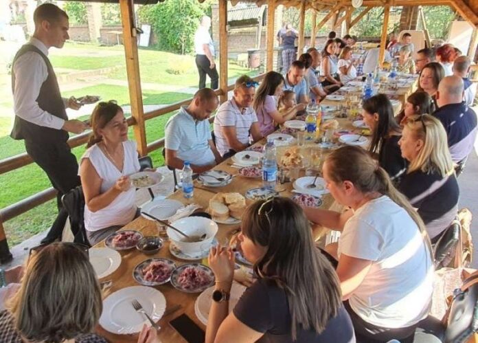 ПРИЈАТНО... домаћини и гости на заједничком ручку на обали Делиблатског језера