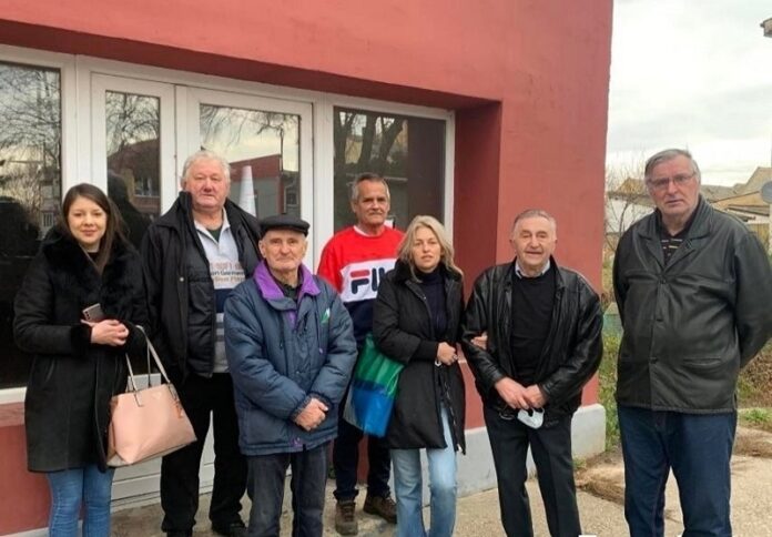 И МЛАДИ И ЖЕНЕ И... Марина Томан и Зорана Братић са пензионерима Владимировца