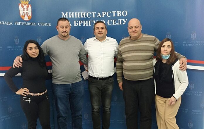 СКУЋЕНИ... задовољство након потписаног уговора није мало