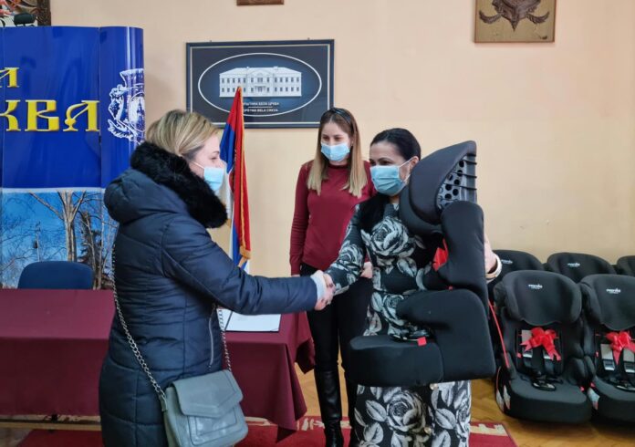 ДЕЦА СУ... Виолета Симић и једна од 130 мајки