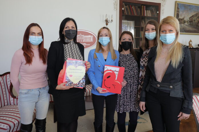 ЗАХВАЛНИЦА OД СРЦА... Драгана Митровић са представницама „Дечијег срца“