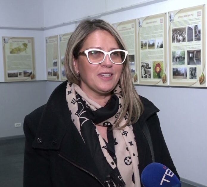 ЈЕДНА ОД... Гроздана Миленков на ауторској изложби «Делиблатска пешчара 1818 – 2018: песак – ветар - човек« у Банатком. Новом Селу (24. 11. 2021)