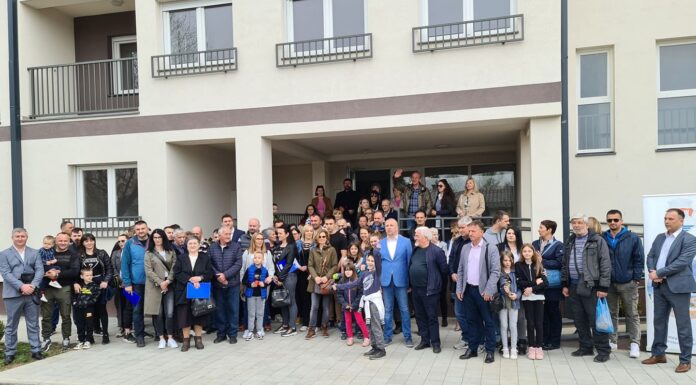 ПРЕД НОВИМ ДОМОМ... срећне избегличке породице по добијању кључева својих станова