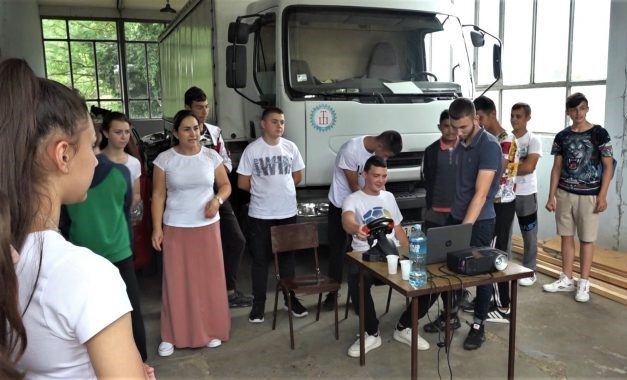 ШКОЛА ЗА ПРИМЕР... по свему судећи многи ће се ту, од 1. септембра, поново наћи