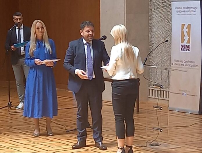УГОВОР ЈЕ ТУ, СЛЕДИ... Маја Ристић Лажетић, чланица Градског већа Вршца, у Палати „Србија“