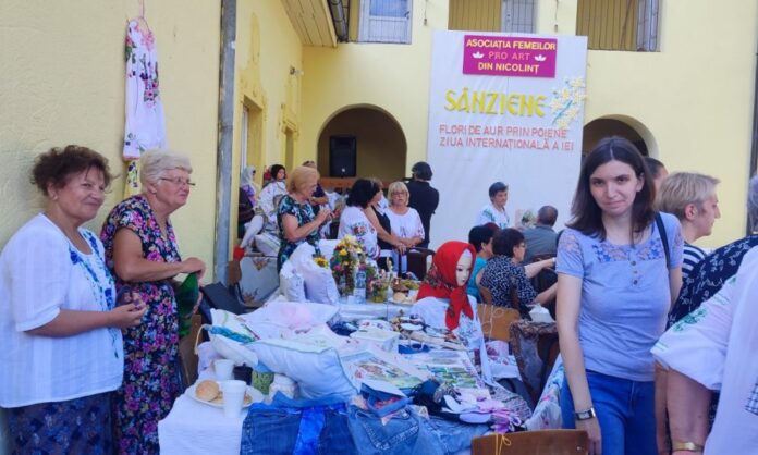 ПРО АРТ - ПРО... манифестација је одржана испред Дома културе у Николинцима