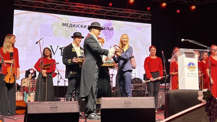 КРУНА СВЕГА... Драгана Митровић предаје кључеве града