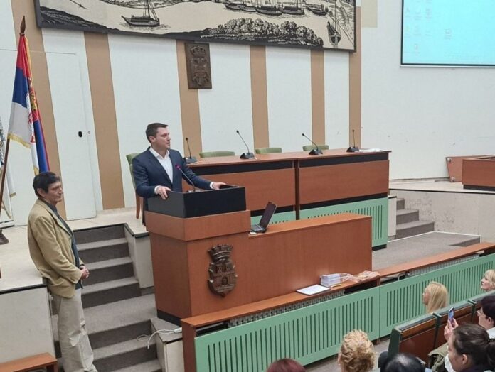 ЧЕСТИТКЕ ОД СРЦА... Александар Стевановић поздравља награђене ученике