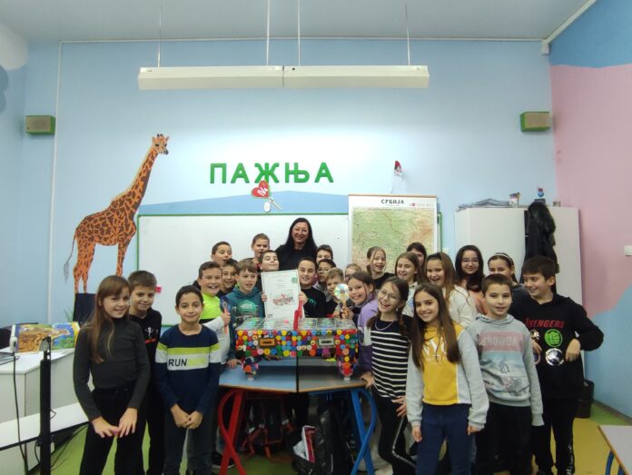 СВАКА ЧАСТ... „Змајевци“ са својом учитељицом Горданом Топић и својим изумом од смећа
