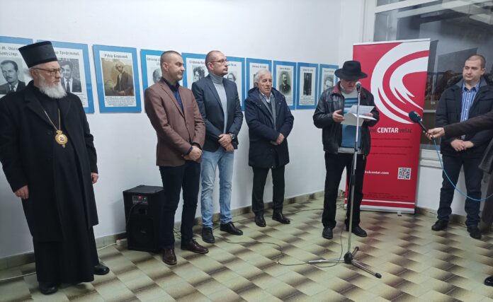 КУЛТУРА СЕЋАЊА... Милорад С. Кураица, у друштву угледних гостију, на отварању изложбе
