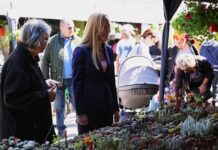 Градоначелница Драгана Митровић обишла Сајам цвећа и меда ЦВЕЋЕ И МЕД ЗАЈЕДНО, ШТА РЕЋИ!