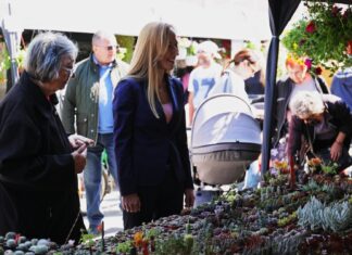 Градоначелница Драгана Митровић обишла Сајам цвећа и меда ЦВЕЋЕ И МЕД ЗАЈЕДНО, ШТА РЕЋИ!