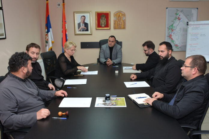 ПОДРШКА ЦРКВАМА... Милош Марков са црквеним великодостојницима Општине Опово