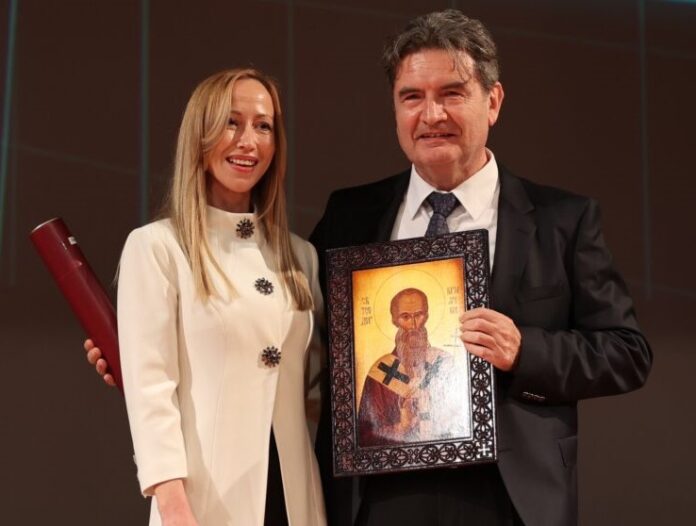 НАГРАДА ЗА ЖИВОТНО ДЕЛО... градоначелница Драгана Митровић и др Ђорђе Радак