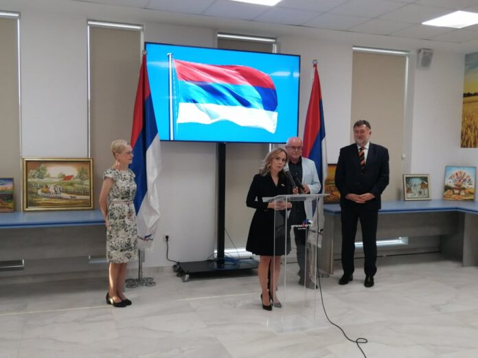 СВЕЧАНИ ПОЧЕТАК... Јелисавета Чолановић отвара изложбу