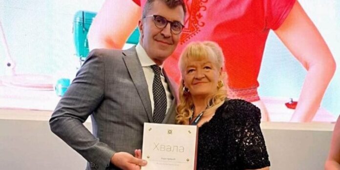 ЗАСЛУЖЕНО... Зоран Ђорђевић уручује признање Качаревки Зори Чубрић