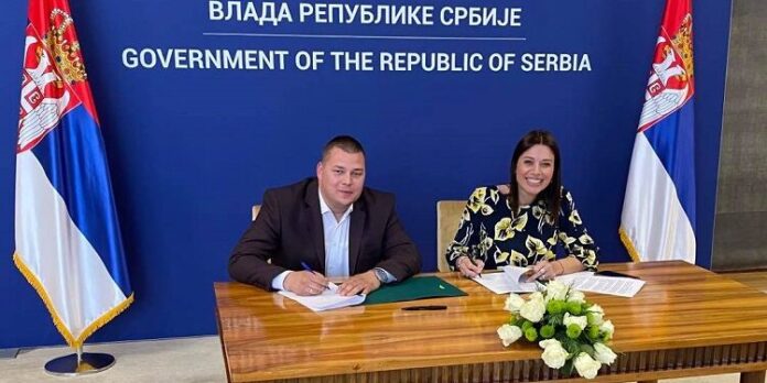 ЗА ЧИСТИЈУ СРБИЈУ... Ирена Вујовић и Јован Репац након потписивања уговора