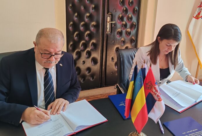 НОВИ КОРАК... Зорана Братић и Јон Цисалита на потписивању значајног документа