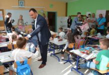 Председник општине са првацима из целе општине првог дана њиховог школовања ПОРЕД УЏБЕНИКА И ЈОШ ДВА ПОКЛОНА