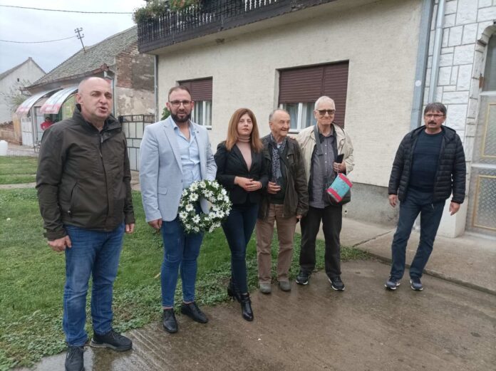 ПРВИ ЧИН... Душан Дакић, Александар Сивери и Оливера Цицовић и комшије поред спомен куће Црњанских