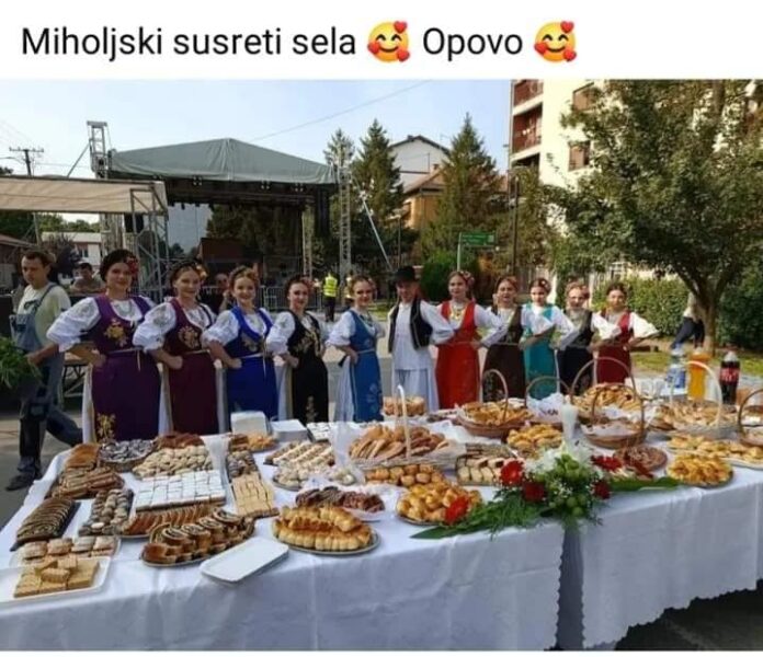 ТРАДИЦИЈА, ОБИЧАЈИ... уз народне посластице, ту је и народна ношња