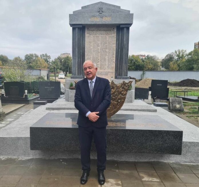 НЕЗАБОРАВНИК... Тигран Киш испред обновљеног споменика палим борцима у Великом рату