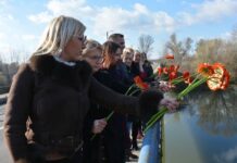 Жене из општинске управе у симболичкој акцији на мосту на реци Тамиш МУШКАРЦИ, НАСИЉЕ ЈЕ ВАША СЛАБОСТ!