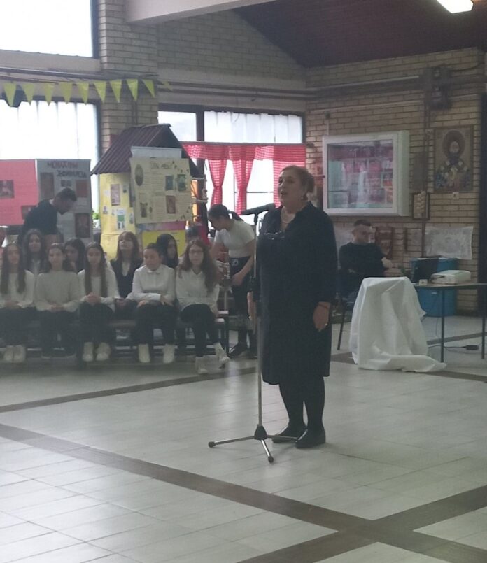 МИКИ С ПОНОСОМ... Драгана Крстић на прослави Дана школе, 14. марта, на дан рођења великог Мике Антића
