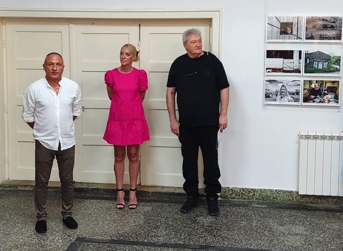ЖИСЕЛ ЈЕ ТО... Душан Лукић (у белој кошуљи) на отварању „Жисела“ 2023. године