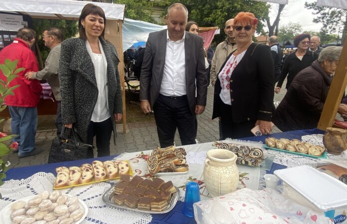 И ПРОБАТИ И ВИДЕТИ... гости из Панчева и домаћица из Долова у обиласку штандова