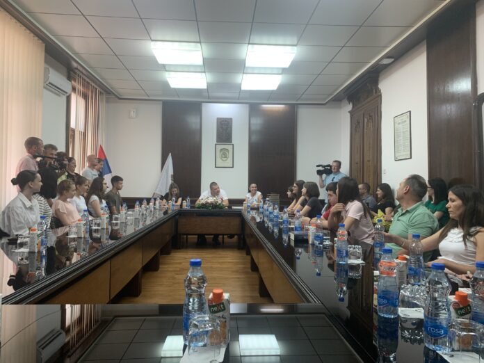 НЕ САМО СТУДЕНТИ... Општина сваке године награђује и најбоље свршене основце