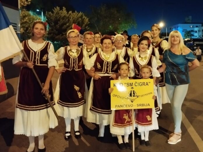 ТУРСКА... Снежана Марјанов (прва с десна) са делом свог ансамбла