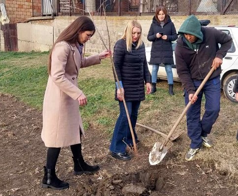 ШТО ДА НЕ... помоћ једног мештанина двема дамама, џентлменски, нема шта!