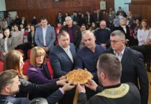 Председница Покрајинске владе за Савиндан у Основној школи у Хајдучици ОЦУ СРПСКЕ ДУХОВНОСТИ У ЧАСТ