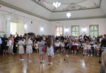 Градоначелница Драгана Митровић у посети основним школама уочи почетка нове школске године ПРВАЦИМА УЏБЕНИЦИ, РАНЧЕВИ, ШКОЛСКИ ПРИБОР…