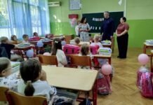 Челни људи локалне самоуправе посетили ђаке прваке у свим основним школама у општини УЗ ОСМЕХЕ И ЗНАЊЕ, И ЖИВОТНИ УСПЕСИ