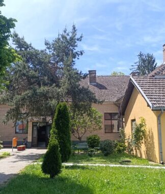 Захваљујући локалној самоуправи општине нови изглед ОШ „Мара Јанковић“ ЛЕТЊИКОВАЦ У ШКОЛСКОМ ДВОРИШТУ