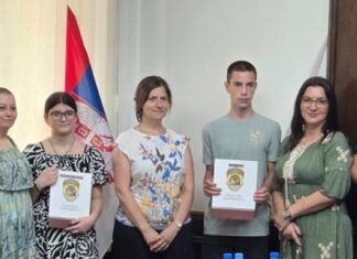 Пријем председника општине за двоје ученика који су постигли изузетне успехе на републичким такмичењима А УЗ ПРИЈЕМ И ПОКЛОН ОД 50.000 ДИНАРА