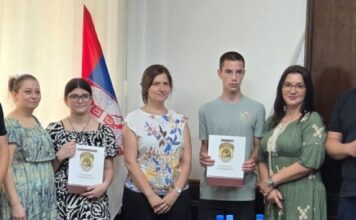 Пријем председника општине за двоје ученика који су постигли изузетне успехе на републичким такмичењима А УЗ ПРИЈЕМ И ПОКЛОН ОД 50.000 ДИНАРА
