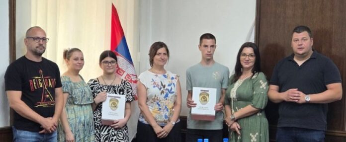 ВИШЕ ОД НАГРАДЕ... Александра и Немања са председником општине, својим менторима и дирекорима школа