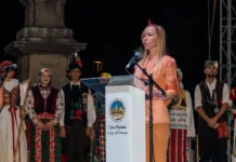 На Градском тргу свечано отворен 27. Међународни фестивал фолклора „Вршачки венац“ СУСРЕТ НАРОДА, ОБИЧАЈА, МУЗИКЕ И ИГРЕ