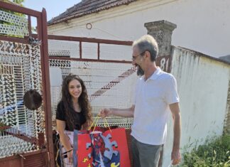 Заменик председника Општине уручио шест пакета родитељима новорођених беба А У ПАКЕТУ И – КИШОБРАН КОЛИЦА
